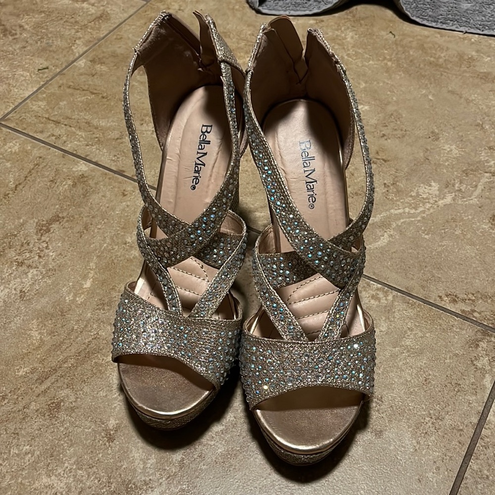 Size 8, Bella Marie, sequin champagne wedges
